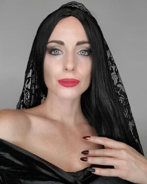 Elisabetta Fantone Instagram - 'Hearts are wild creatures, that's why our ribs are cages' - #MorticiaAddams
🎃 
#AddamsFamily #SpookyHalloween