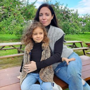 Elisabetta Fantone Instagram - 🍎 picking while in Montreal with the family! Since in Miami it's pretty much summer all year long and we don't get to experiance all the seasons (not complaining 😉🌞) it was nice to have my daughter get a little taste of what fall is like (I know summer is not technically over but...you know)
Brought back some childhood memories too! Hope you all enjoyed your summer! 
🇨🇦

#autumnvibes #applepicking #montreal #canada