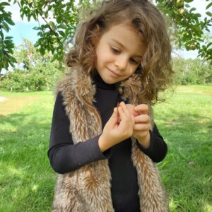 Elisabetta Fantone Instagram - 🍎 picking while in Montreal with the family! Since in Miami it's pretty much summer all year long and we don't get to experiance all the seasons (not complaining 😉🌞) it was nice to have my daughter get a little taste of what fall is like (I know summer is not technically over but...you know)
Brought back some childhood memories too! Hope you all enjoyed your summer! 
🇨🇦

#autumnvibes #applepicking #montreal #canada