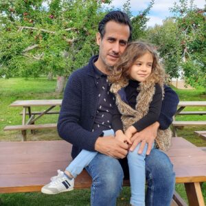 Elisabetta Fantone Instagram - 🍎 picking while in Montreal with the family! Since in Miami it's pretty much summer all year long and we don't get to experiance all the seasons (not complaining 😉🌞) it was nice to have my daughter get a little taste of what fall is like (I know summer is not technically over but...you know)
Brought back some childhood memories too! Hope you all enjoyed your summer! 
🇨🇦

#autumnvibes #applepicking #montreal #canada
