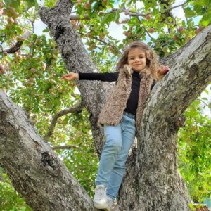 Elisabetta Fantone Instagram - 🍎 picking while in Montreal with the family! Since in Miami it's pretty much summer all year long and we don't get to experiance all the seasons (not complaining 😉🌞) it was nice to have my daughter get a little taste of what fall is like (I know summer is not technically over but...you know)
Brought back some childhood memories too! Hope you all enjoyed your summer! 
🇨🇦

#autumnvibes #applepicking #montreal #canada