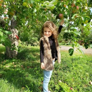 Elisabetta Fantone Instagram - 🍎 picking while in Montreal with the family! Since in Miami it's pretty much summer all year long and we don't get to experiance all the seasons (not complaining 😉🌞) it was nice to have my daughter get a little taste of what fall is like (I know summer is not technically over but...you know)
Brought back some childhood memories too! Hope you all enjoyed your summer! 
🇨🇦

#autumnvibes #applepicking #montreal #canada
