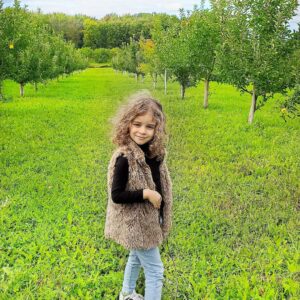 Elisabetta Fantone Instagram - 🍎 picking while in Montreal with the family! Since in Miami it's pretty much summer all year long and we don't get to experiance all the seasons (not complaining 😉🌞) it was nice to have my daughter get a little taste of what fall is like (I know summer is not technically over but...you know)
Brought back some childhood memories too! Hope you all enjoyed your summer! 
🇨🇦

#autumnvibes #applepicking #montreal #canada