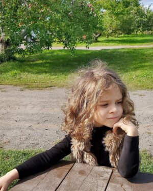 Elisabetta Fantone Instagram - 🍎 picking while in Montreal with the family! Since in Miami it's pretty much summer all year long and we don't get to experiance all the seasons (not complaining 😉🌞) it was nice to have my daughter get a little taste of what fall is like (I know summer is not technically over but...you know)
Brought back some childhood memories too! Hope you all enjoyed your summer! 
🇨🇦

#autumnvibes #applepicking #montreal #canada