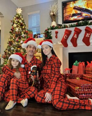 Elisabetta Fantone Instagram - From our little family to yours, we wish you a warm, joyful and very Merry Christmas surrounded by the ones you love. 🎄❤
De notre petite famille à la vôtre, on vous souhaite un chaleureux et joyeux Noël entouré de personnes qui vous sont chères. 🎄❤
❄
@abbielondon.co @patco007
#JoyeuxNoël #MerryChristmas