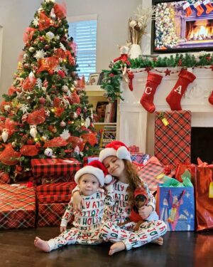 Elisabetta Fantone Instagram - All I want for Christmas is my family! The best Christmas ever, to have our boy home, our family united and see our children spent their first Christmas together as siblings. Last year our son was at the hospital on life support after he contracted a bad virus that attacked his premature lungs. He was put on a ventilator and news just seemed to get worse, but... life shows you that miracles do exist and this year, everything was extra special. I managed to pause time and really suck in every instant. So, from our little family to yours, we wish you a warm, joyful, healthy and very Merry Christmas surrounded by the ones you love. 🎄❤
And I have a special thought and prayer in my heart for those parents whose children are in the hospital. I pray they come back home to you very soon. 
G/d bless. 🙏

Tout ce que je veux pour Noël, c'est ma famille ! Le meilleur Noël de tous les temps, retrouver notre garçon à la maison, notre famille unie et voir nos enfants passer leur premier Noël ensemble en tant que frères et sœurs. L'année dernière, notre fils était à l'hôpital sous assistance respiratoire après avoir contracté un mauvais virus qui a attaqué ses poumons prématurés. Il a été mis sous respirateur et les nouvelles semblaient empirer. Mais la vie vous montre que les miracles existent. Cette année, tout était donc très spécial. J'ai réussi à mettre le temps sur pause et à vraiment profiter de chaque instant. Alors de notre petite famille à la vôtre, nous vous souhaitons un Noël chaleureux, joyeux, sain entouré de ceux que vous aimez. 🎄❤ 
Et j'ai une pensée et une prière particulière dans mon cœur pour les parents dont les enfants sont hospitalisés. Je prie pour qu'ils reviennent chez vous très bientôt. 🙏
❄
@abbielondon.co @patco007
#JoyeuxNoël #MerryChristmas
#preemiefirstchristmas #preemiestrong #nicusuccessstory