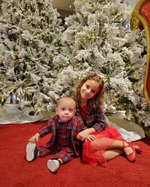 Elisabetta Fantone Instagram - All I want for Christmas is my family! The best Christmas ever, to have our boy home, our family united and see our children spent their first Christmas together as siblings. Last year our son was at the hospital on life support after he contracted a bad virus that attacked his premature lungs. He was put on a ventilator and news just seemed to get worse, but... life shows you that miracles do exist and this year, everything was extra special. I managed to pause time and really suck in every instant. So, from our little family to yours, we wish you a warm, joyful, healthy and very Merry Christmas surrounded by the ones you love. 🎄❤
And I have a special thought and prayer in my heart for those parents whose children are in the hospital. I pray they come back home to you very soon. 
G/d bless. 🙏

Tout ce que je veux pour Noël, c'est ma famille ! Le meilleur Noël de tous les temps, retrouver notre garçon à la maison, notre famille unie et voir nos enfants passer leur premier Noël ensemble en tant que frères et sœurs. L'année dernière, notre fils était à l'hôpital sous assistance respiratoire après avoir contracté un mauvais virus qui a attaqué ses poumons prématurés. Il a été mis sous respirateur et les nouvelles semblaient empirer. Mais la vie vous montre que les miracles existent. Cette année, tout était donc très spécial. J'ai réussi à mettre le temps sur pause et à vraiment profiter de chaque instant. Alors de notre petite famille à la vôtre, nous vous souhaitons un Noël chaleureux, joyeux, sain entouré de ceux que vous aimez. 🎄❤ 
Et j'ai une pensée et une prière particulière dans mon cœur pour les parents dont les enfants sont hospitalisés. Je prie pour qu'ils reviennent chez vous très bientôt. 🙏
❄
@abbielondon.co @patco007
#JoyeuxNoël #MerryChristmas
#preemiefirstchristmas #preemiestrong #nicusuccessstory