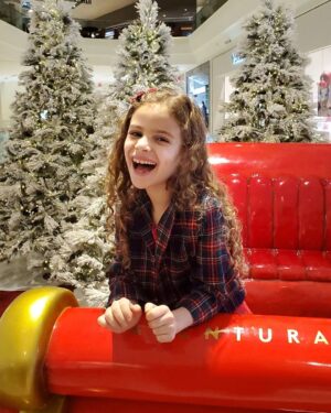 Elisabetta Fantone Instagram - All I want for Christmas is my family! The best Christmas ever, to have our boy home, our family united and see our children spent their first Christmas together as siblings. Last year our son was at the hospital on life support after he contracted a bad virus that attacked his premature lungs. He was put on a ventilator and news just seemed to get worse, but... life shows you that miracles do exist and this year, everything was extra special. I managed to pause time and really suck in every instant. So, from our little family to yours, we wish you a warm, joyful, healthy and very Merry Christmas surrounded by the ones you love. 🎄❤
And I have a special thought and prayer in my heart for those parents whose children are in the hospital. I pray they come back home to you very soon. 
G/d bless. 🙏

Tout ce que je veux pour Noël, c'est ma famille ! Le meilleur Noël de tous les temps, retrouver notre garçon à la maison, notre famille unie et voir nos enfants passer leur premier Noël ensemble en tant que frères et sœurs. L'année dernière, notre fils était à l'hôpital sous assistance respiratoire après avoir contracté un mauvais virus qui a attaqué ses poumons prématurés. Il a été mis sous respirateur et les nouvelles semblaient empirer. Mais la vie vous montre que les miracles existent. Cette année, tout était donc très spécial. J'ai réussi à mettre le temps sur pause et à vraiment profiter de chaque instant. Alors de notre petite famille à la vôtre, nous vous souhaitons un Noël chaleureux, joyeux, sain entouré de ceux que vous aimez. 🎄❤ 
Et j'ai une pensée et une prière particulière dans mon cœur pour les parents dont les enfants sont hospitalisés. Je prie pour qu'ils reviennent chez vous très bientôt. 🙏
❄
@abbielondon.co @patco007
#JoyeuxNoël #MerryChristmas
#preemiefirstchristmas #preemiestrong #nicusuccessstory