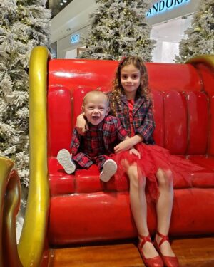 Elisabetta Fantone Instagram - All I want for Christmas is my family! The best Christmas ever, to have our boy home, our family united and see our children spent their first Christmas together as siblings. Last year our son was at the hospital on life support after he contracted a bad virus that attacked his premature lungs. He was put on a ventilator and news just seemed to get worse, but... life shows you that miracles do exist and this year, everything was extra special. I managed to pause time and really suck in every instant. So, from our little family to yours, we wish you a warm, joyful, healthy and very Merry Christmas surrounded by the ones you love. 🎄❤
And I have a special thought and prayer in my heart for those parents whose children are in the hospital. I pray they come back home to you very soon. 
G/d bless. 🙏

Tout ce que je veux pour Noël, c'est ma famille ! Le meilleur Noël de tous les temps, retrouver notre garçon à la maison, notre famille unie et voir nos enfants passer leur premier Noël ensemble en tant que frères et sœurs. L'année dernière, notre fils était à l'hôpital sous assistance respiratoire après avoir contracté un mauvais virus qui a attaqué ses poumons prématurés. Il a été mis sous respirateur et les nouvelles semblaient empirer. Mais la vie vous montre que les miracles existent. Cette année, tout était donc très spécial. J'ai réussi à mettre le temps sur pause et à vraiment profiter de chaque instant. Alors de notre petite famille à la vôtre, nous vous souhaitons un Noël chaleureux, joyeux, sain entouré de ceux que vous aimez. 🎄❤ 
Et j'ai une pensée et une prière particulière dans mon cœur pour les parents dont les enfants sont hospitalisés. Je prie pour qu'ils reviennent chez vous très bientôt. 🙏
❄
@abbielondon.co @patco007
#JoyeuxNoël #MerryChristmas
#preemiefirstchristmas #preemiestrong #nicusuccessstory