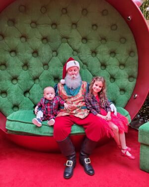 Elisabetta Fantone Instagram - All I want for Christmas is my family! The best Christmas ever, to have our boy home, our family united and see our children spent their first Christmas together as siblings. Last year our son was at the hospital on life support after he contracted a bad virus that attacked his premature lungs. He was put on a ventilator and news just seemed to get worse, but... life shows you that miracles do exist and this year, everything was extra special. I managed to pause time and really suck in every instant. So, from our little family to yours, we wish you a warm, joyful, healthy and very Merry Christmas surrounded by the ones you love. 🎄❤
And I have a special thought and prayer in my heart for those parents whose children are in the hospital. I pray they come back home to you very soon. 
G/d bless. 🙏

Tout ce que je veux pour Noël, c'est ma famille ! Le meilleur Noël de tous les temps, retrouver notre garçon à la maison, notre famille unie et voir nos enfants passer leur premier Noël ensemble en tant que frères et sœurs. L'année dernière, notre fils était à l'hôpital sous assistance respiratoire après avoir contracté un mauvais virus qui a attaqué ses poumons prématurés. Il a été mis sous respirateur et les nouvelles semblaient empirer. Mais la vie vous montre que les miracles existent. Cette année, tout était donc très spécial. J'ai réussi à mettre le temps sur pause et à vraiment profiter de chaque instant. Alors de notre petite famille à la vôtre, nous vous souhaitons un Noël chaleureux, joyeux, sain entouré de ceux que vous aimez. 🎄❤ 
Et j'ai une pensée et une prière particulière dans mon cœur pour les parents dont les enfants sont hospitalisés. Je prie pour qu'ils reviennent chez vous très bientôt. 🙏
❄
@abbielondon.co @patco007
#JoyeuxNoël #MerryChristmas
#preemiefirstchristmas #preemiestrong #nicusuccessstory