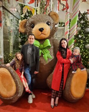 Elisabetta Fantone Instagram - All I want for Christmas is my family! The best Christmas ever, to have our boy home, our family united and see our children spent their first Christmas together as siblings. Last year our son was at the hospital on life support after he contracted a bad virus that attacked his premature lungs. He was put on a ventilator and news just seemed to get worse, but... life shows you that miracles do exist and this year, everything was extra special. I managed to pause time and really suck in every instant. So, from our little family to yours, we wish you a warm, joyful, healthy and very Merry Christmas surrounded by the ones you love. 🎄❤
And I have a special thought and prayer in my heart for those parents whose children are in the hospital. I pray they come back home to you very soon. 
G/d bless. 🙏

Tout ce que je veux pour Noël, c'est ma famille ! Le meilleur Noël de tous les temps, retrouver notre garçon à la maison, notre famille unie et voir nos enfants passer leur premier Noël ensemble en tant que frères et sœurs. L'année dernière, notre fils était à l'hôpital sous assistance respiratoire après avoir contracté un mauvais virus qui a attaqué ses poumons prématurés. Il a été mis sous respirateur et les nouvelles semblaient empirer. Mais la vie vous montre que les miracles existent. Cette année, tout était donc très spécial. J'ai réussi à mettre le temps sur pause et à vraiment profiter de chaque instant. Alors de notre petite famille à la vôtre, nous vous souhaitons un Noël chaleureux, joyeux, sain entouré de ceux que vous aimez. 🎄❤ 
Et j'ai une pensée et une prière particulière dans mon cœur pour les parents dont les enfants sont hospitalisés. Je prie pour qu'ils reviennent chez vous très bientôt. 🙏
❄
@abbielondon.co @patco007
#JoyeuxNoël #MerryChristmas
#preemiefirstchristmas #preemiestrong #nicusuccessstory