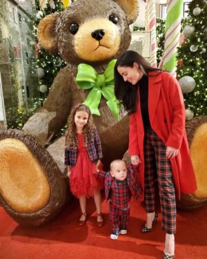 Elisabetta Fantone Instagram - All I want for Christmas is my family! The best Christmas ever, to have our boy home, our family united and see our children spent their first Christmas together as siblings. Last year our son was at the hospital on life support after he contracted a bad virus that attacked his premature lungs. He was put on a ventilator and news just seemed to get worse, but... life shows you that miracles do exist and this year, everything was extra special. I managed to pause time and really suck in every instant. So, from our little family to yours, we wish you a warm, joyful, healthy and very Merry Christmas surrounded by the ones you love. 🎄❤
And I have a special thought and prayer in my heart for those parents whose children are in the hospital. I pray they come back home to you very soon. 
G/d bless. 🙏

Tout ce que je veux pour Noël, c'est ma famille ! Le meilleur Noël de tous les temps, retrouver notre garçon à la maison, notre famille unie et voir nos enfants passer leur premier Noël ensemble en tant que frères et sœurs. L'année dernière, notre fils était à l'hôpital sous assistance respiratoire après avoir contracté un mauvais virus qui a attaqué ses poumons prématurés. Il a été mis sous respirateur et les nouvelles semblaient empirer. Mais la vie vous montre que les miracles existent. Cette année, tout était donc très spécial. J'ai réussi à mettre le temps sur pause et à vraiment profiter de chaque instant. Alors de notre petite famille à la vôtre, nous vous souhaitons un Noël chaleureux, joyeux, sain entouré de ceux que vous aimez. 🎄❤ 
Et j'ai une pensée et une prière particulière dans mon cœur pour les parents dont les enfants sont hospitalisés. Je prie pour qu'ils reviennent chez vous très bientôt. 🙏
❄
@abbielondon.co @patco007
#JoyeuxNoël #MerryChristmas
#preemiefirstchristmas #preemiestrong #nicusuccessstory