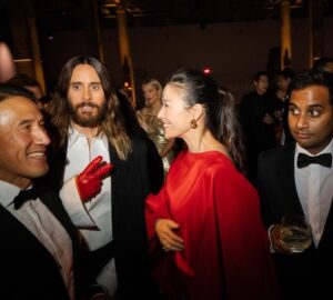 Elizabeth Chai Vasarhelyi Instagram - Medici like evening at the academy gala. Those who know me well understand the poetry of how I now seek refuge with every climber I can find when feeling overwhelmed in a social situation thank you @jaredleto there is something Machiavellian about this image. Maybe it’s the red glove 😇😈