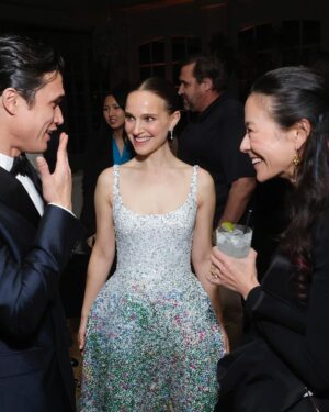 Elizabeth Chai Vasarhelyi Instagram - More @goldenglobes and yep that’s @jimmychin teaching #kevincostner a thing or two about the American West. @nyadmovie @carolinaherrera @ireneneuwirth @natalieportman