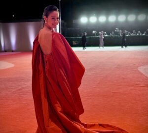 Elizabeth Chai Vasarhelyi Instagram - Medici like evening at the academy gala. Those who know me well understand the poetry of how I now seek refuge with every climber I can find when feeling overwhelmed in a social situation thank you @jaredleto there is something Machiavellian about this image. Maybe it’s the red glove 😇😈