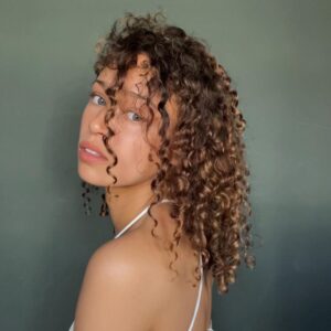Ella-Rae Smith Instagram - Curls in check thanks to #MariaNila new Coils & Curls series 💙 #CurlsMadeEasy 
Whilst these may not be for dogs, Pippin firmly approves because all Maria Nila products are Animal Friendly, 100% Vegan and the brand itself makes conscious efforts towards sustainability. #ichoosefriendly
#Ad @marianilastockholm