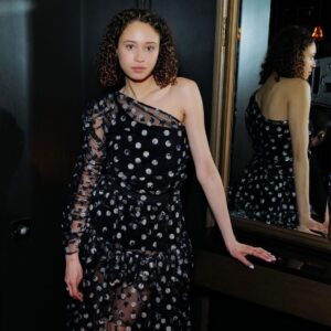 Ella-Rae Smith Instagram - 🧚🏽 a sparkly @shrimps moment 🧚🏽 
thanks for a lovely evening @vanityfairlondon @thesavoylondon @fairmonthotels #CenterStage 

& thanks to @pinnaclepruk / @lindenstaub 🫶🏽

📷- Darren Gerrish