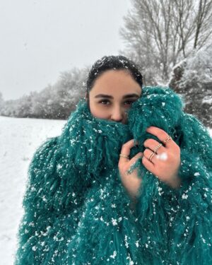 Ema Fajnorová Instagram - zimná uniforma v petrolejovej ❄️

*strihaná mongolská ovca @foxy_furs