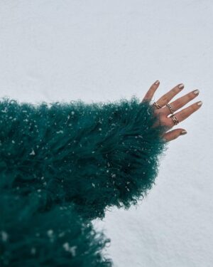 Ema Fajnorová Instagram - zimná uniforma v petrolejovej ❄️

*strihaná mongolská ovca @foxy_furs