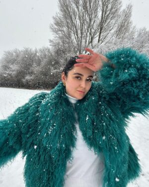 Ema Fajnorová Instagram - zimná uniforma v petrolejovej ❄️

*strihaná mongolská ovca @foxy_furs