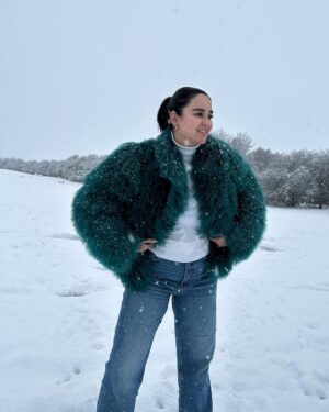 Ema Fajnorová Instagram - zimná uniforma v petrolejovej ❄️

*strihaná mongolská ovca @foxy_furs