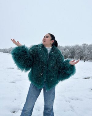 Ema Fajnorová Instagram - zimná uniforma v petrolejovej ❄️

*strihaná mongolská ovca @foxy_furs