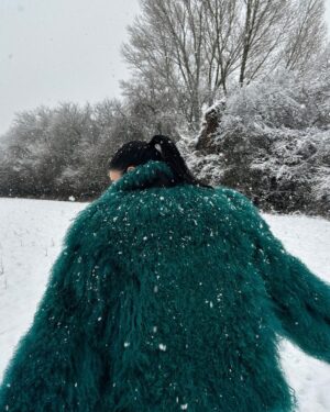 Ema Fajnorová Instagram - zimná uniforma v petrolejovej ❄️

*strihaná mongolská ovca @foxy_furs