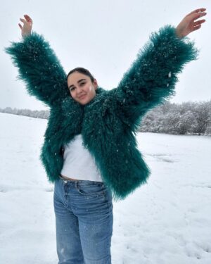 Ema Fajnorová Instagram - zimná uniforma v petrolejovej ❄️

*strihaná mongolská ovca @foxy_furs