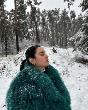 Ema Fajnorová Instagram - zimná uniforma v petrolejovej ❄️

*strihaná mongolská ovca @foxy_furs