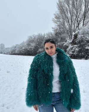 Ema Fajnorová Instagram - zimná uniforma v petrolejovej ❄️

*strihaná mongolská ovca @foxy_furs