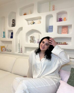 Ema Fajnorová Instagram - Každoročná vianočná návštena s priateľmi mala tento rok úplne iné grády, kedže nás @biankarumanova privítala poprvý krát vo svojom vysnívanom dome @ruman_house na ktorom dlhodobo pracuje 🏠

Prostredníctvom instagramu sme tam boli už mnoho krát, no naživo nás očaril v plnej kráse. Vianočná atmoška sa tu dala krájať 🎄