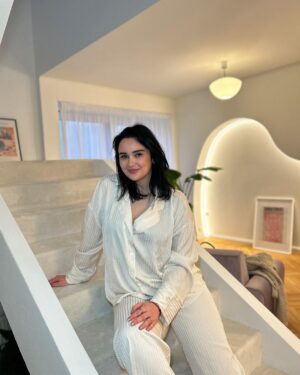 Ema Fajnorová Instagram - Každoročná vianočná návštena s priateľmi mala tento rok úplne iné grády, kedže nás @biankarumanova privítala poprvý krát vo svojom vysnívanom dome @ruman_house na ktorom dlhodobo pracuje 🏠

Prostredníctvom instagramu sme tam boli už mnoho krát, no naživo nás očaril v plnej kráse. Vianočná atmoška sa tu dala krájať 🎄