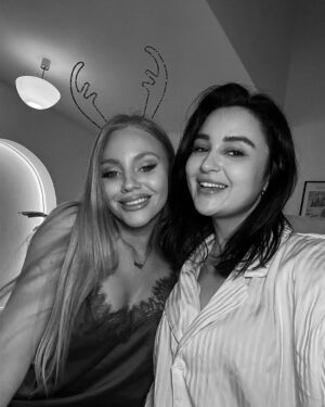 Ema Fajnorová Instagram - Každoročná vianočná návštena s priateľmi mala tento rok úplne iné grády, kedže nás @biankarumanova privítala poprvý krát vo svojom vysnívanom dome @ruman_house na ktorom dlhodobo pracuje 🏠

Prostredníctvom instagramu sme tam boli už mnoho krát, no naživo nás očaril v plnej kráse. Vianočná atmoška sa tu dala krájať 🎄