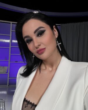 Ema Fajnorová Instagram - "každý deň je zo mňa iná žena 🎶"