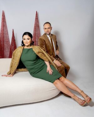 Ema Fajnorová Instagram - Christmas cover stars 🧑🏻‍🎄🎅🏻

S Mariánom sme mali vianočné fotenie, ktoré bolo zamerané na outfity ku štedrovečernému stolu. Okrem nich si pre mňa kostymérky z televízie pripravili aj kreatívny a výrazný fascinátor ktorý bol náležite dramatický. S tým by som sa pri štedrovečernom stole pohybovala opatrnejšie, aby mi vianočná gula z hlavy nepristála v zemiakovom šaláte. 

Ďakujem za skvelý team, ktorý sa o nás postaral

foto @marta_batus