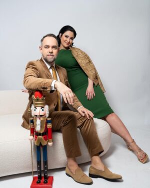 Ema Fajnorová Instagram - Christmas cover stars 🧑🏻‍🎄🎅🏻

S Mariánom sme mali vianočné fotenie, ktoré bolo zamerané na outfity ku štedrovečernému stolu. Okrem nich si pre mňa kostymérky z televízie pripravili aj kreatívny a výrazný fascinátor ktorý bol náležite dramatický. S tým by som sa pri štedrovečernom stole pohybovala opatrnejšie, aby mi vianočná gula z hlavy nepristála v zemiakovom šaláte. 

Ďakujem za skvelý team, ktorý sa o nás postaral

foto @marta_batus