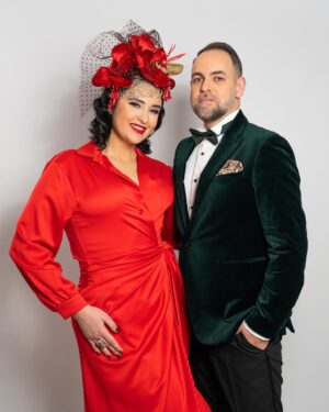 Ema Fajnorová Instagram - Christmas cover stars 🧑🏻‍🎄🎅🏻

S Mariánom sme mali vianočné fotenie, ktoré bolo zamerané na outfity ku štedrovečernému stolu. Okrem nich si pre mňa kostymérky z televízie pripravili aj kreatívny a výrazný fascinátor ktorý bol náležite dramatický. S tým by som sa pri štedrovečernom stole pohybovala opatrnejšie, aby mi vianočná gula z hlavy nepristála v zemiakovom šaláte. 

Ďakujem za skvelý team, ktorý sa o nás postaral

foto @marta_batus