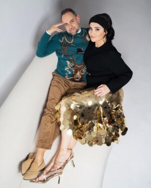 Ema Fajnorová Instagram - Christmas cover stars 🧑🏻‍🎄🎅🏻

S Mariánom sme mali vianočné fotenie, ktoré bolo zamerané na outfity ku štedrovečernému stolu. Okrem nich si pre mňa kostymérky z televízie pripravili aj kreatívny a výrazný fascinátor ktorý bol náležite dramatický. S tým by som sa pri štedrovečernom stole pohybovala opatrnejšie, aby mi vianočná gula z hlavy nepristála v zemiakovom šaláte. 

Ďakujem za skvelý team, ktorý sa o nás postaral

foto @marta_batus