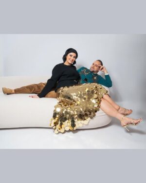 Ema Fajnorová Instagram - Christmas cover stars 🧑🏻‍🎄🎅🏻

S Mariánom sme mali vianočné fotenie, ktoré bolo zamerané na outfity ku štedrovečernému stolu. Okrem nich si pre mňa kostymérky z televízie pripravili aj kreatívny a výrazný fascinátor ktorý bol náležite dramatický. S tým by som sa pri štedrovečernom stole pohybovala opatrnejšie, aby mi vianočná gula z hlavy nepristála v zemiakovom šaláte. 

Ďakujem za skvelý team, ktorý sa o nás postaral

foto @marta_batus