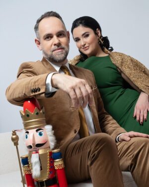 Ema Fajnorová Instagram - Christmas cover stars 🧑🏻‍🎄🎅🏻

S Mariánom sme mali vianočné fotenie, ktoré bolo zamerané na outfity ku štedrovečernému stolu. Okrem nich si pre mňa kostymérky z televízie pripravili aj kreatívny a výrazný fascinátor ktorý bol náležite dramatický. S tým by som sa pri štedrovečernom stole pohybovala opatrnejšie, aby mi vianočná gula z hlavy nepristála v zemiakovom šaláte. 

Ďakujem za skvelý team, ktorý sa o nás postaral

foto @marta_batus