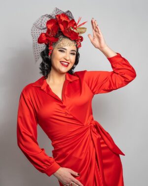 Ema Fajnorová Instagram - Christmas cover stars 🧑🏻‍🎄🎅🏻

S Mariánom sme mali vianočné fotenie, ktoré bolo zamerané na outfity ku štedrovečernému stolu. Okrem nich si pre mňa kostymérky z televízie pripravili aj kreatívny a výrazný fascinátor ktorý bol náležite dramatický. S tým by som sa pri štedrovečernom stole pohybovala opatrnejšie, aby mi vianočná gula z hlavy nepristála v zemiakovom šaláte. 

Ďakujem za skvelý team, ktorý sa o nás postaral

foto @marta_batus