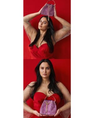 Ema Fajnorová Instagram - Tento mesiac ma okrem titulky, nájdeš v magazíne Emma v módnom editoriáli 📸

Je plný farieb a uvidíš ma tam v rôznych módnych polohách 

Team:
@emma.magazine 
foto @adamtarana 
styling a produkcia @miroslavadanielova 
vlasy @nikolastichy 
make up @tomasvida.makeup 
sefredaktor @evablahut 
šperky @gismondi1754_prague 
agentúra @friendly___friends