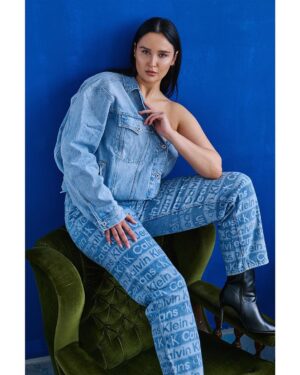 Ema Fajnorová Instagram - Tento mesiac ma okrem titulky, nájdeš v magazíne Emma v módnom editoriáli 📸

Je plný farieb a uvidíš ma tam v rôznych módnych polohách 

Team:
@emma.magazine 
foto @adamtarana 
styling a produkcia @miroslavadanielova 
vlasy @nikolastichy 
make up @tomasvida.makeup 
sefredaktor @evablahut 
šperky @gismondi1754_prague 
agentúra @friendly___friends