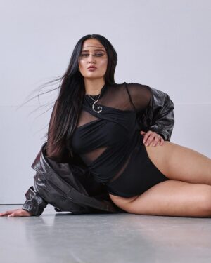 Ema Fajnorová Instagram - EMA v EMME

Už dnes vyšlo decembrové číslo najznámejšieho lifestylového časopisu na Slovensku @emma.magazine 
na ktorého titulke mám tú česť tróniť.

Téma tohto vydania je sebaláska. Presne tej sa venoval aj rozhovor so mnou ktorý spolu s kreatívnym foto editoriálom nájdete vo vnútri.

V Emme tento mesiac nájdeš mnoho ďalších inšpiratívnych rozhovor a rád. Tiež ma nájdeš v ďalšom módnom editoriály ktorý vznikol v spolupráci so @zalando 

Verím že sa vám bude toto číslo páčiť a že si kúsok svojej Emy zoberiete so sebou domov v podobe časopisu.

Team:
foto @adamtarana 
styling a produkcia @miroslavadanielova 
vlasy @nikolastichy 
make up @tomasvida.makeup 
šperky @gismondi1754_prague 
sefredaktor @evablahut 
rozhovor @janinka131