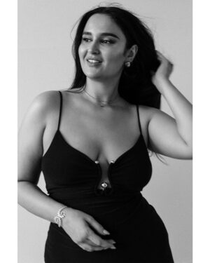 Ema Fajnorová Instagram - EMA v EMME

Už dnes vyšlo decembrové číslo najznámejšieho lifestylového časopisu na Slovensku @emma.magazine 
na ktorého titulke mám tú česť tróniť.

Téma tohto vydania je sebaláska. Presne tej sa venoval aj rozhovor so mnou ktorý spolu s kreatívnym foto editoriálom nájdete vo vnútri.

V Emme tento mesiac nájdeš mnoho ďalších inšpiratívnych rozhovor a rád. Tiež ma nájdeš v ďalšom módnom editoriály ktorý vznikol v spolupráci so @zalando 

Verím že sa vám bude toto číslo páčiť a že si kúsok svojej Emy zoberiete so sebou domov v podobe časopisu.

Team:
foto @adamtarana 
styling a produkcia @miroslavadanielova 
vlasy @nikolastichy 
make up @tomasvida.makeup 
šperky @gismondi1754_prague 
sefredaktor @evablahut 
rozhovor @janinka131