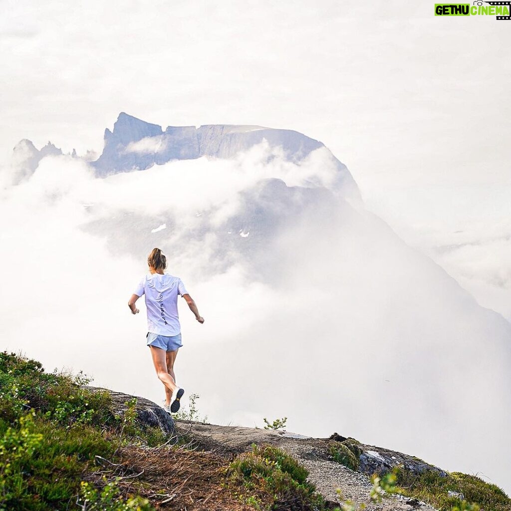 Emelie Forsberg Instagram - Leaving to @nnormal_official training camp 🥳! Looking forward to meet all the team- behind the sceenes and athletes! 📸 @kilianjornet