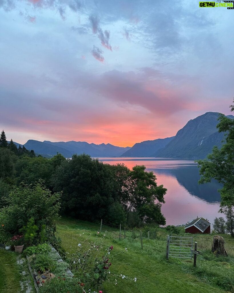 Emelie Forsberg Instagram - A week of " easy and go by the feeling" when it comes to training is so nice.. for a week 🤪 Now I'm motivated to start a good block again! I have been working on our little farm, cutting a lot of grass, prepping some veggie patches for the autumn and winter, picked up all potatoe and some wood work. I love it ❤ Time spent walking with our girls in their own pace has been the highlights ❤ I wish you a lovely week ahead! @thule_family #bringyourlife