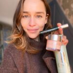 Emilia Clarke Instagram - #ad #cliniqueambassador Baby it’s bloody freezing outside but with THESE MAGICAL WONDERS my face ain’t nothing but hydrated and calmed to the max! My 72 hour moisture surge auto-replenishing hydrator to keep my skin glowing, the clarifying lotion to keep my skin squeaky clean and then that must have high impact mascara to finish off my holiday look! Ta da!!! Lashes for dayz... @clinique thank you for the festive face pick me up! #❤️ #🎄 #🥰