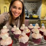Emilia Clarke Instagram - Lockdown or not apparently I will keep baking.... 😎💁‍♀️ Yup. I bought edible glitter spray. And yup I highly recommend it. (Works on porridge, hell it even works on ted) #👩‍🍳