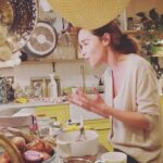 Emilia Clarke Instagram - Mid-“my batter looks like its thrown up on itself, how about yours?!” Chat... THIS is how I throw a cook-along party, (in Covid time that IS a thing I swear) full of mess and big arm gestures in lieu of actual cooking knowledge. Ted @gommie_poem and I were joined in my messy kitchen by 12 beautiful souls as we all made and ate...pancakes! 🥳 (a soufflé seemed a bridge too far) Quote of the meal “mine look like chicken fillets” (to be fair I found a recipe that didn’t need flour so things got a little... DENSE. 😋) This roaring good time we all had was a thank you for the incredible donations these wonders made towards @sameyouorg Covid Relief fund. We have created an online clinic for brain injury recovery which is growing into something truly magic. LIKE OUR PANCAKES! #newcookingshowanyone? #illbrushuponmywhiskingskills #👩‍🍳 #❤️ #👌